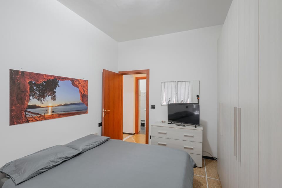 TV and multimedia, Photo of the whole room, Bedroom