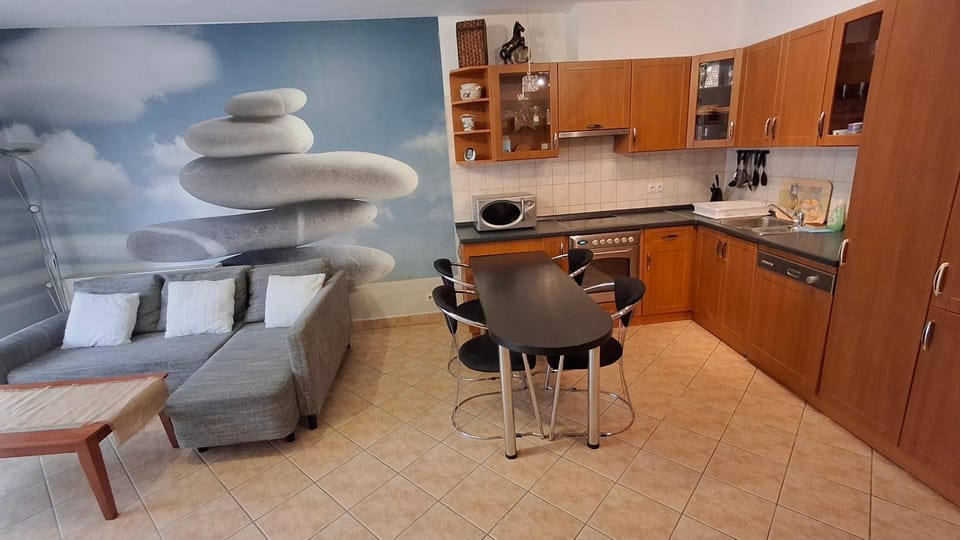 BOK - Central modern 2BR Apt w balcony, FREE INDOOR PARKING! Apartment in Budapest