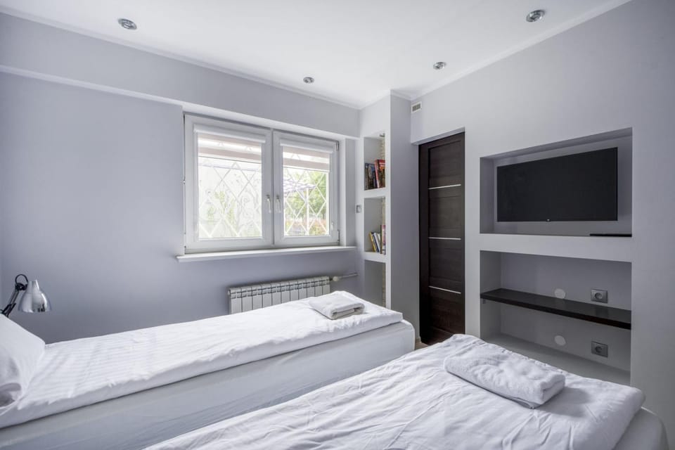 Bed, TV and multimedia, Bedroom, towels