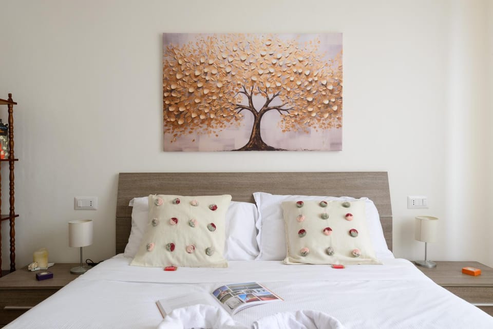Bed, Photo of the whole room, Decorative detail, Bedroom, towels