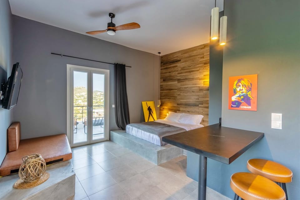 TV and multimedia, Seating area, Bedroom
