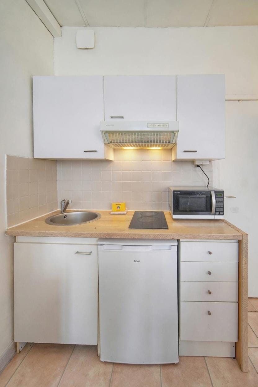 FRGK Stylish 1BR Clemenceau Steps from Beach AC UltraFast WiFi Apartment in Cannes