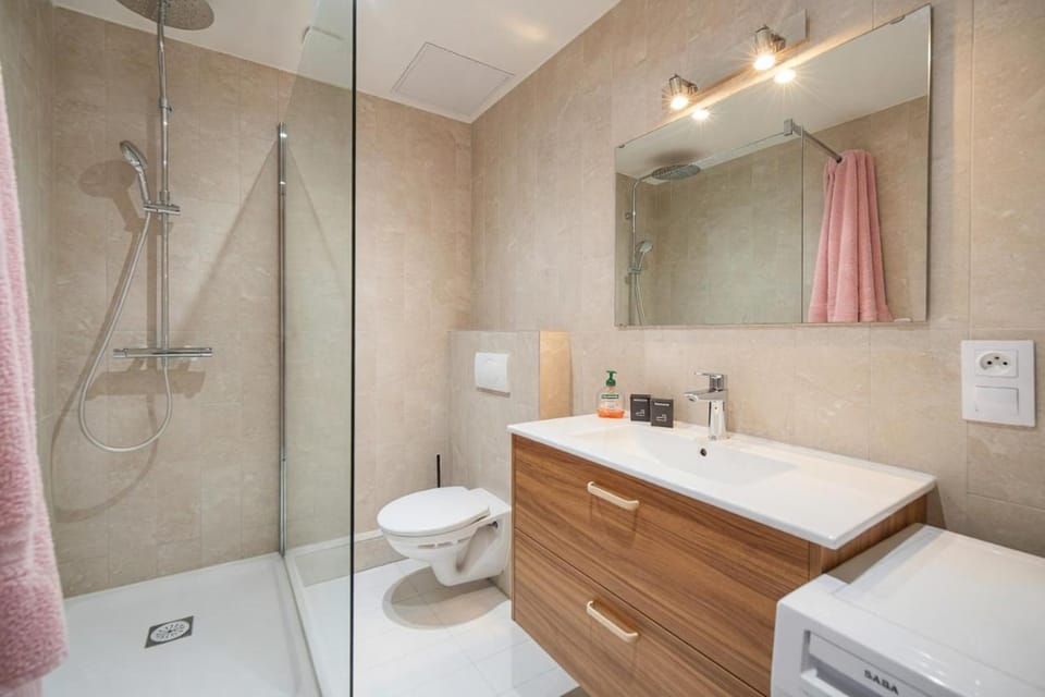 FRGK Stylish 1BR Clemenceau Steps from Beach AC UltraFast WiFi Apartment in Cannes