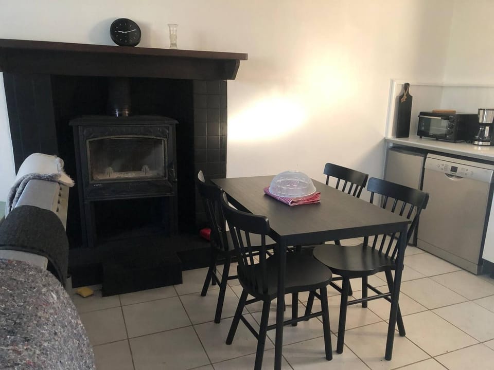 Dining area, fireplace