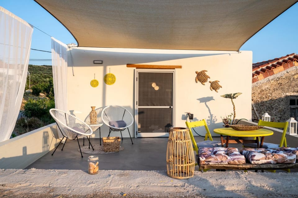 Property building, Patio, Day, BBQ facilities, View (from property/room), Balcony/Terrace, Living room, Food and drinks, Seating area, Dining area, Food