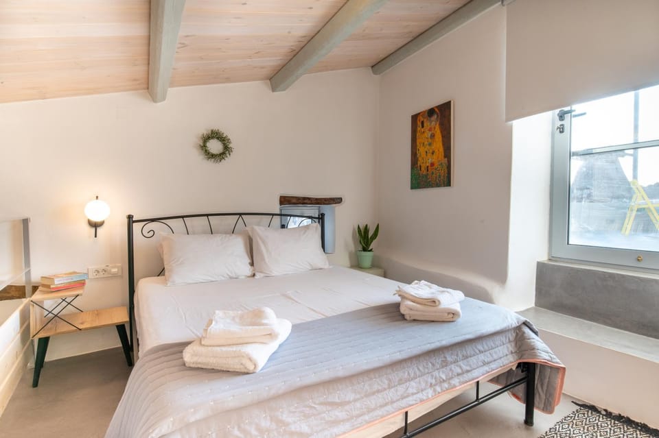 Bed, Photo of the whole room, Bedroom, towels