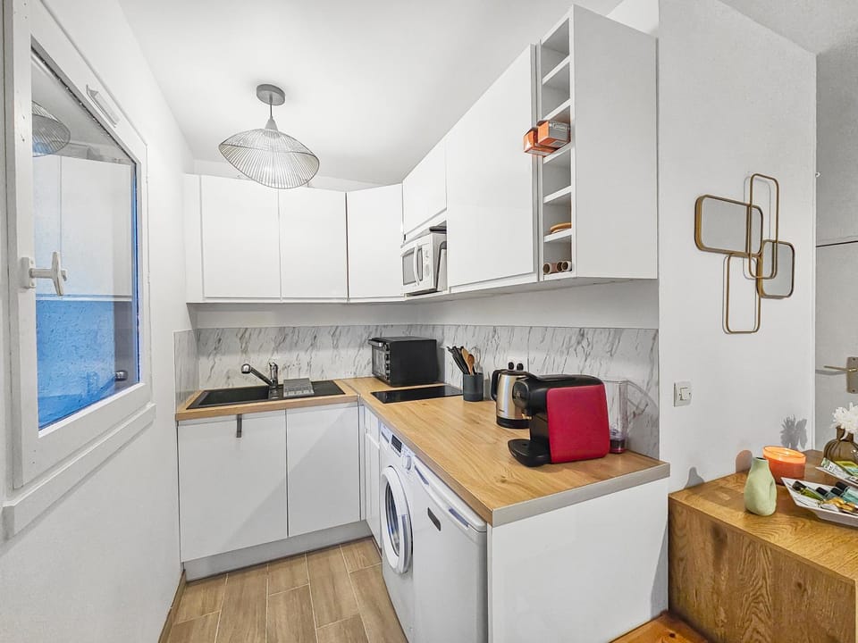 Coffee/tea facilities, Kitchen or kitchenette, oven, stove, toaster, washing machine