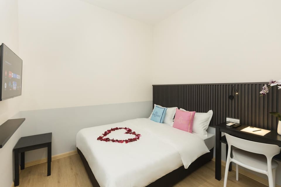 Photo of the whole room, Bedroom