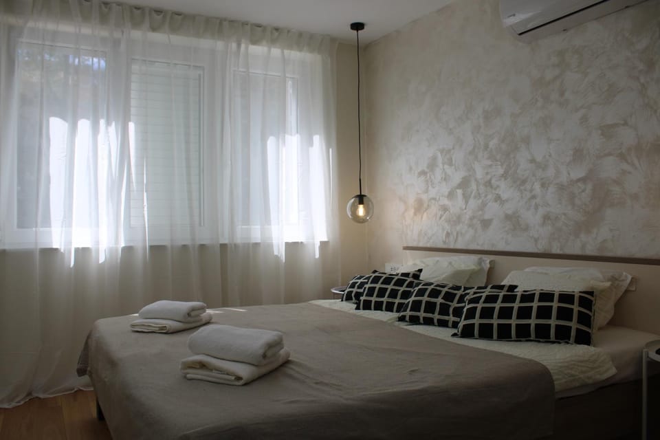 Bed, Bedroom, wardrobe, air conditioner