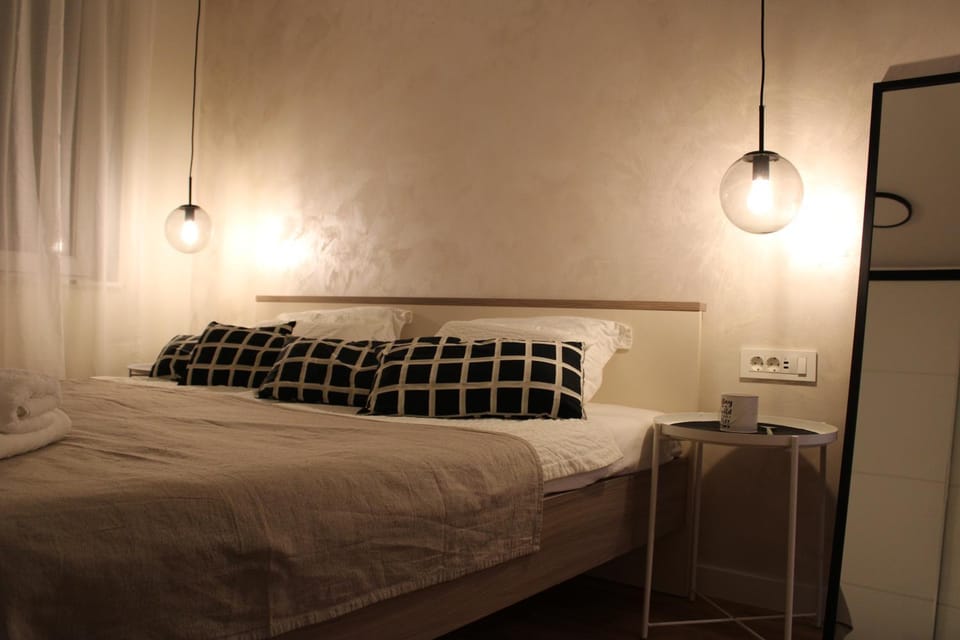 Bed, Night, Bedroom, wardrobe, air conditioner