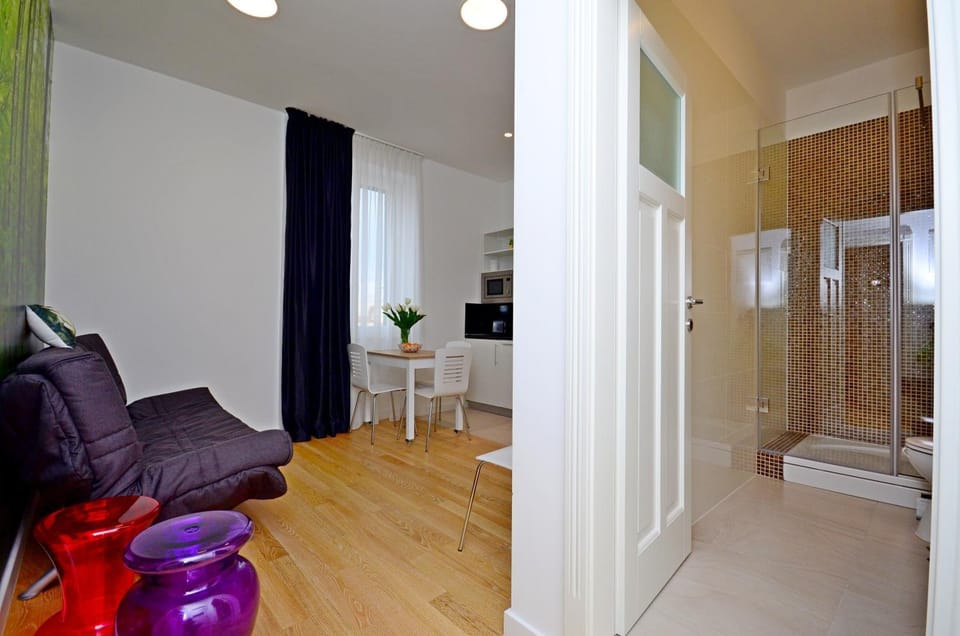 Bed, Bathroom, Kitchen or kitchenette, Living room, Photo of the whole room, Seating area, Dining area, City view, Street view