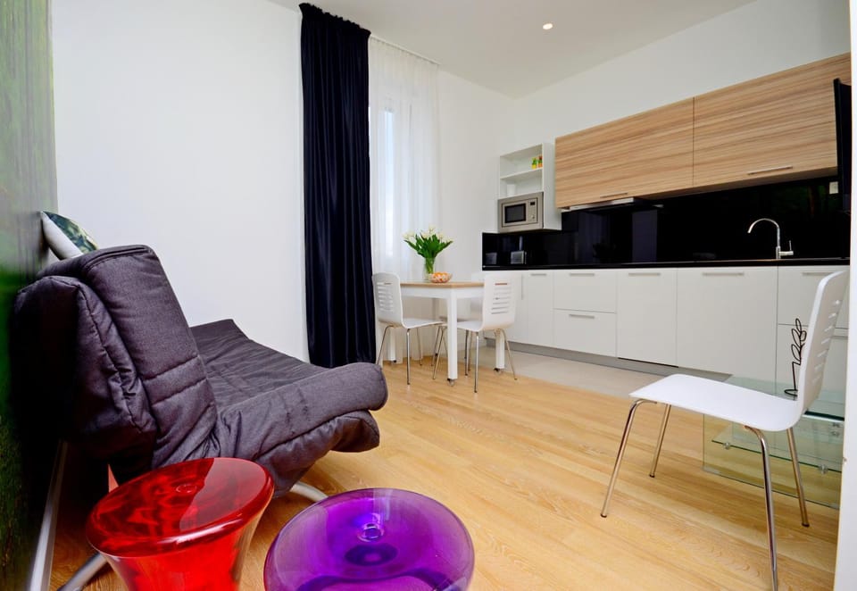 Bed, Kitchen or kitchenette, Living room, Seating area, Dining area