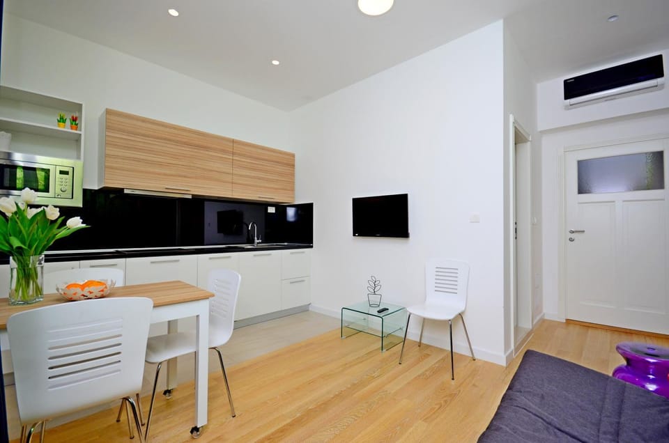 TV and multimedia, Kitchen or kitchenette, Living room, Decorative detail, Dining area