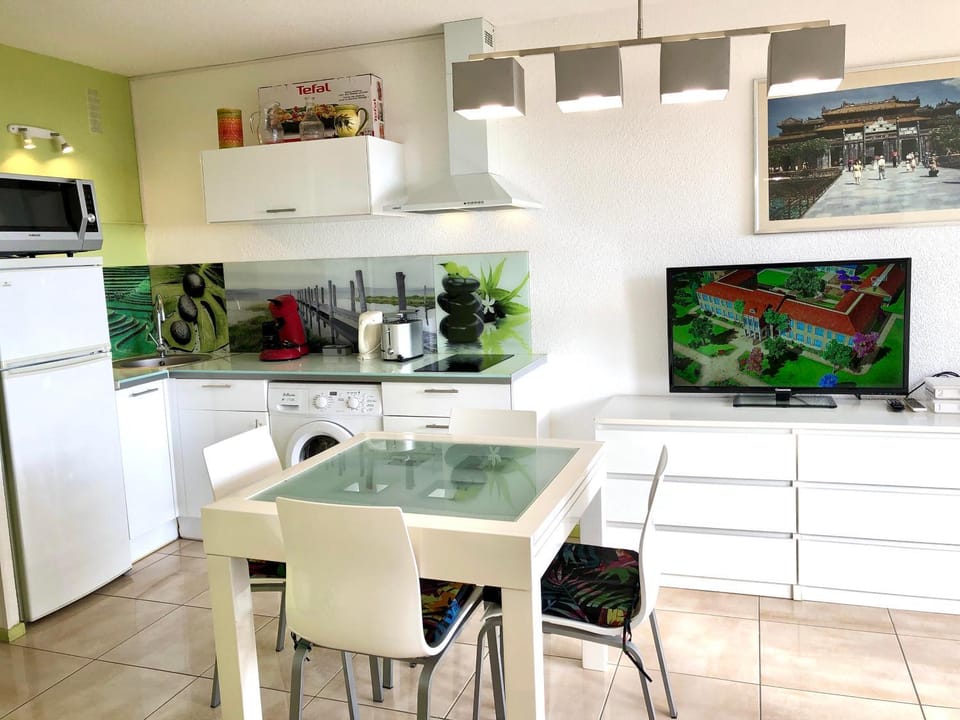Kitchen or kitchenette, Living room