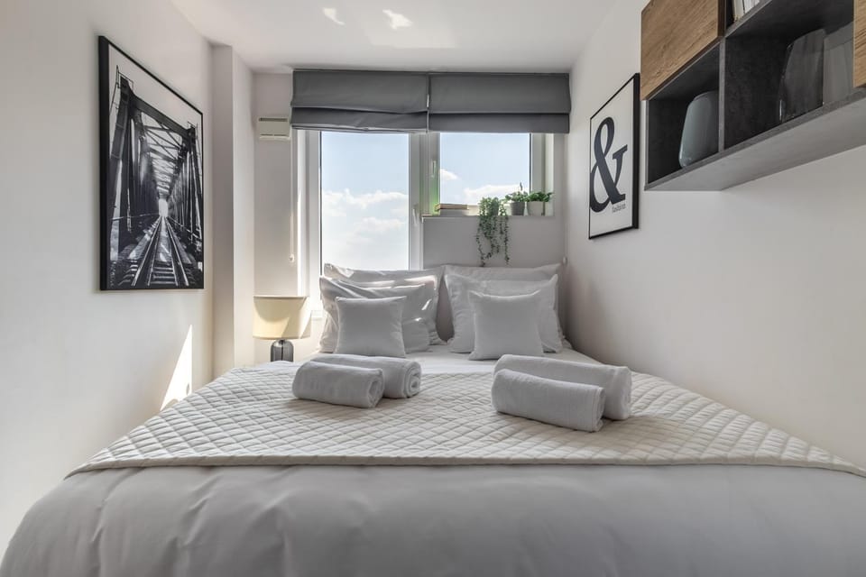 Bed, Photo of the whole room, Seating area, Bedroom, towels
