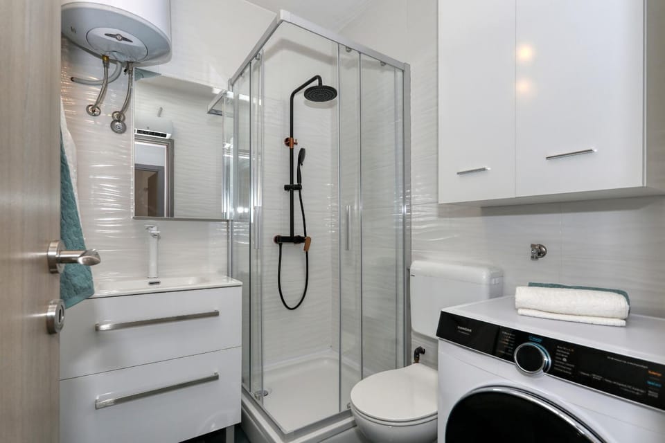 Shower, Toilet, towels, washing machine