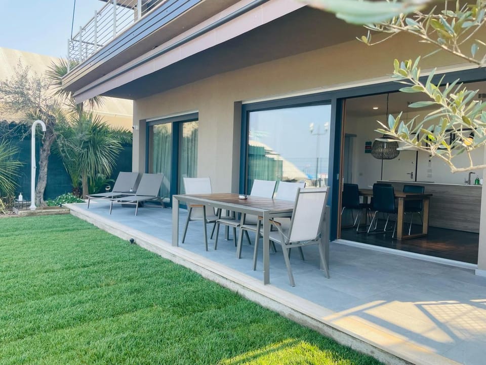 Property building, Natural landscape, Garden, Balcony/Terrace, Garden view