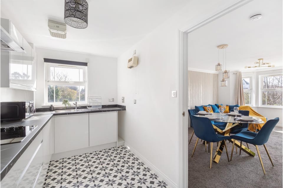 TV and multimedia, Kitchen or kitchenette, Living room, Seating area, Dining area, stove