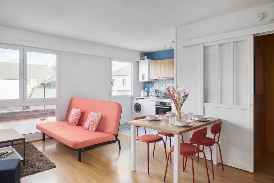 Kitchen or kitchenette, Living room, Seating area, Dining area