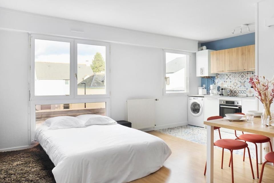 Bed, Kitchen or kitchenette, Dining area, Bedroom, stove
