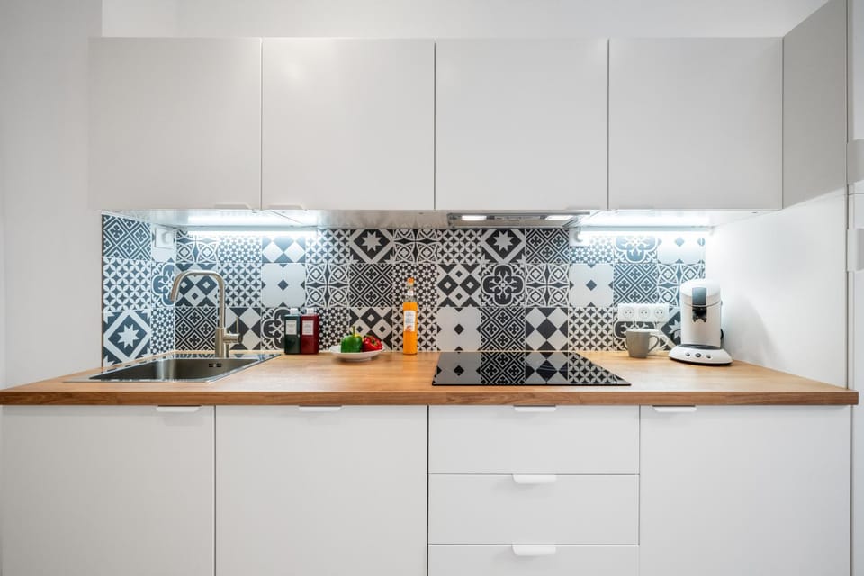 Coffee/tea facilities, Kitchen or kitchenette, stove