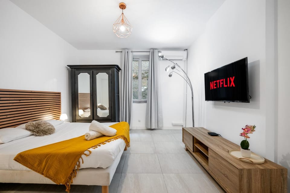 Bed, TV and multimedia, Photo of the whole room, Bedroom, towels, wardrobe