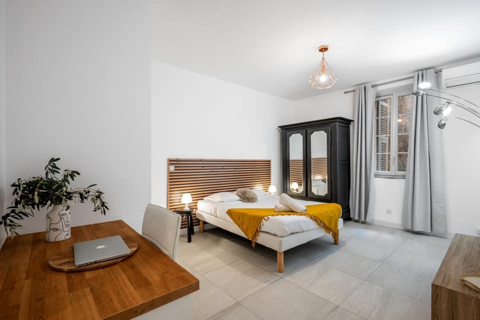 Property building, Bed, Photo of the whole room, Seating area, Bedroom, towels