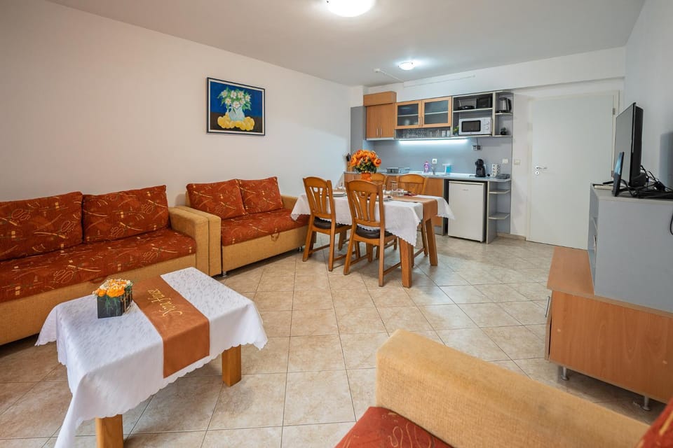 TV and multimedia, Kitchen or kitchenette, Seating area, Dining area, oven, stove