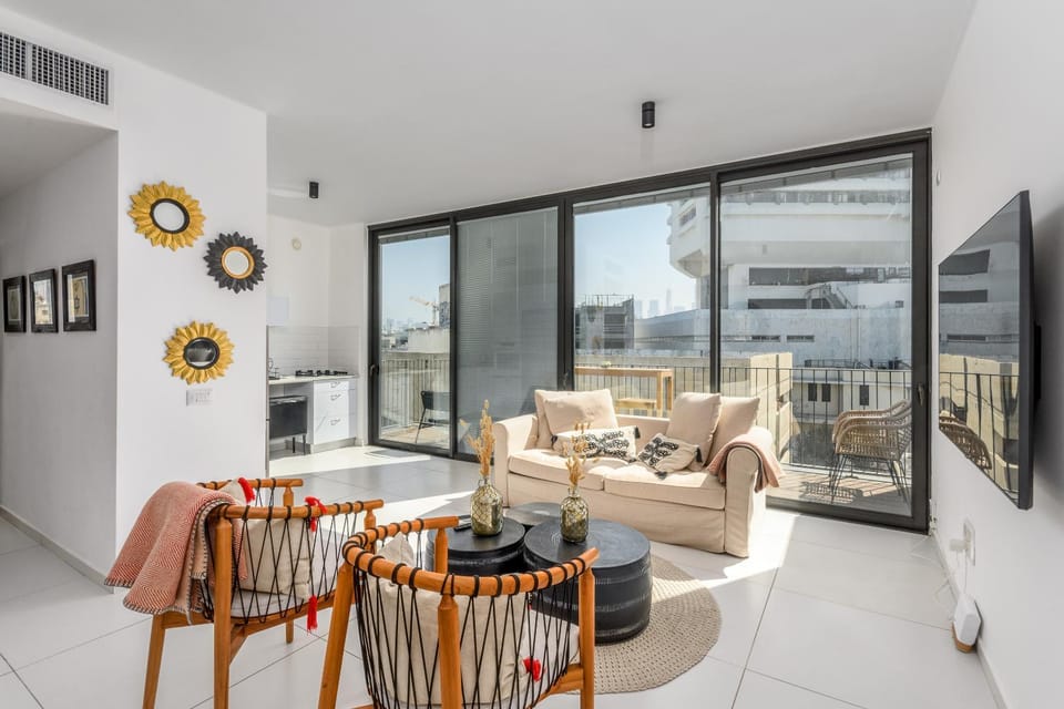 Quiet and Sunny by Seautlv Apartment in Tel Aviv-Yafo