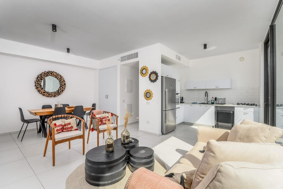 Quiet and Sunny by Seautlv Apartment in Tel Aviv-Yafo