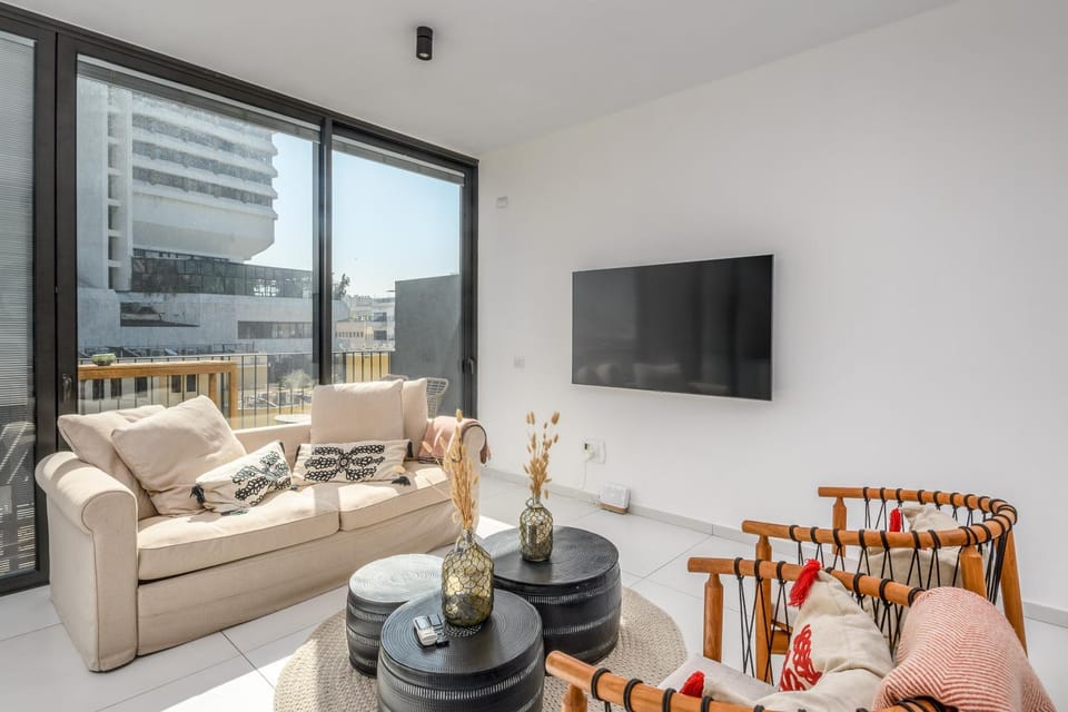 Quiet and Sunny by Seautlv Apartment in Tel Aviv-Yafo