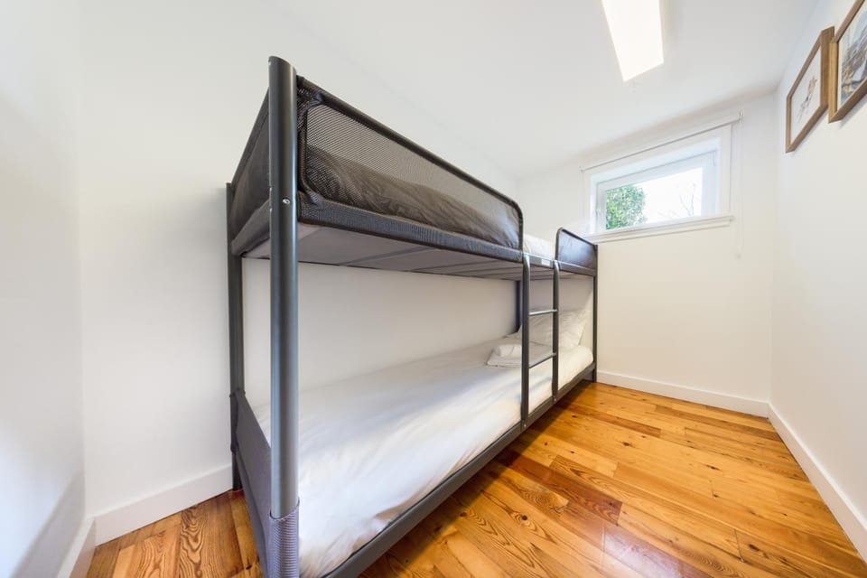 Bedroom, bunk bed