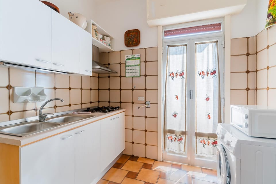 Kitchen or kitchenette, stove, washing machine