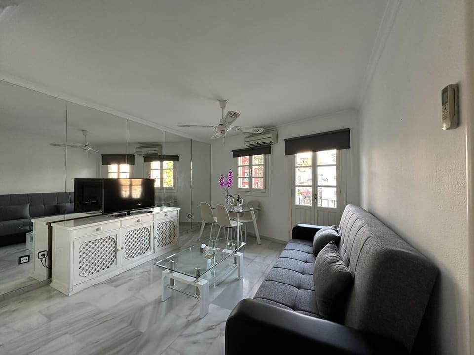 Communal lounge/ TV room, TV and multimedia, Dining area