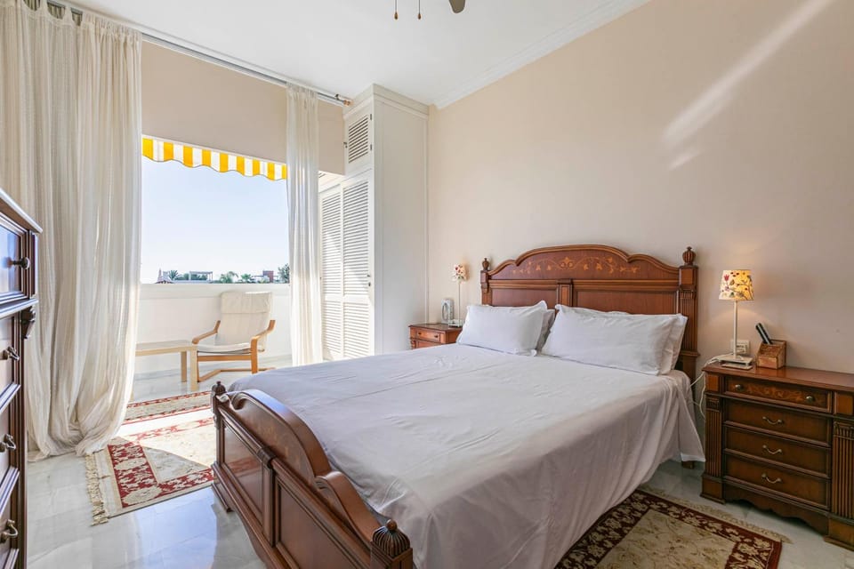 MARBELLA HOME RENTALS - Puerto Banus, Spacious 3BR apartment Apartment in Marbella