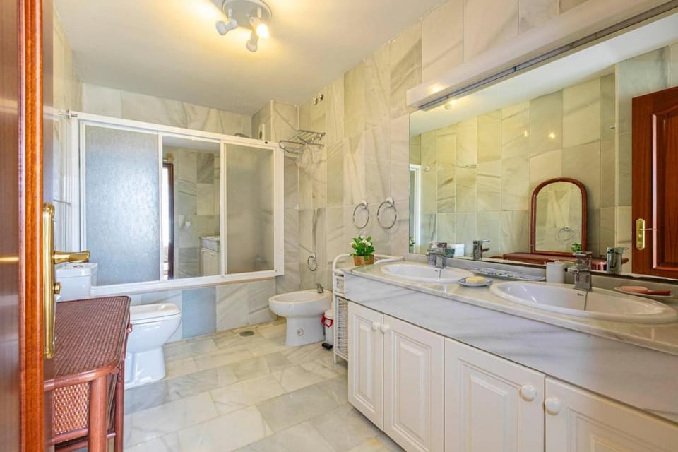 MARBELLA HOME RENTALS - Puerto Banus, Spacious 3BR apartment Apartment in Marbella