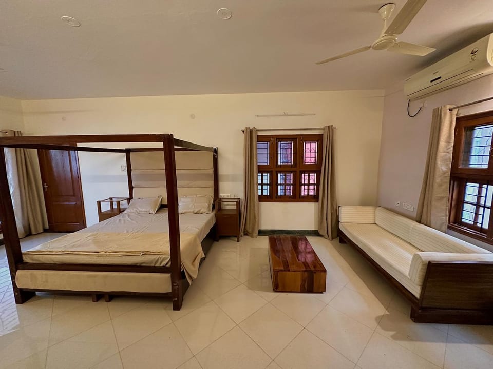 Bed, Photo of the whole room, Seating area, Bedroom, air conditioner