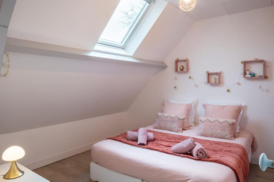 Bed, Photo of the whole room, Bedroom, towels
