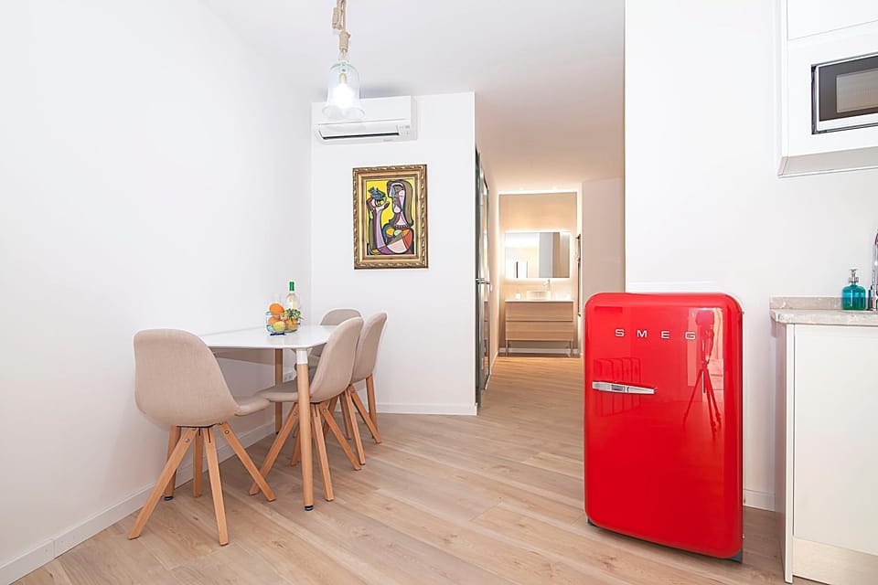 Kitchen or kitchenette, Living room, Seating area, Dining area, minibar, air conditioner