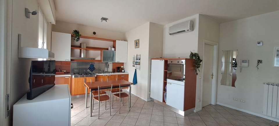 Kitchen or kitchenette, Dining area, oven
