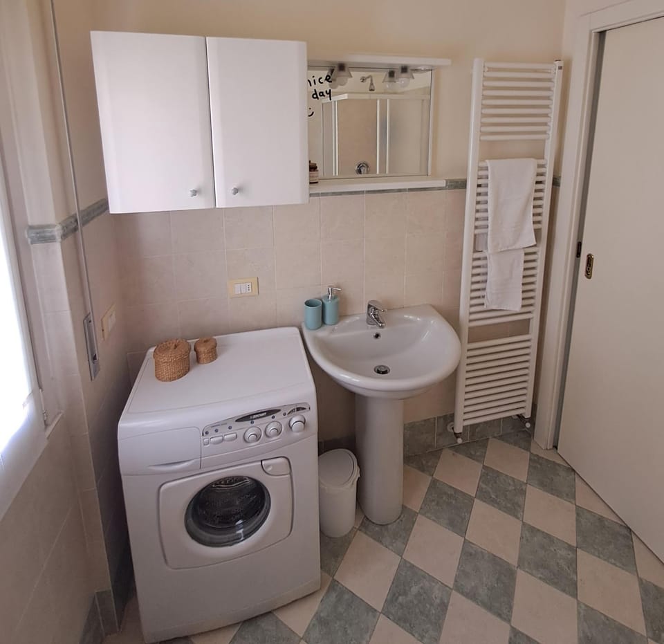 Bathroom, washing machine