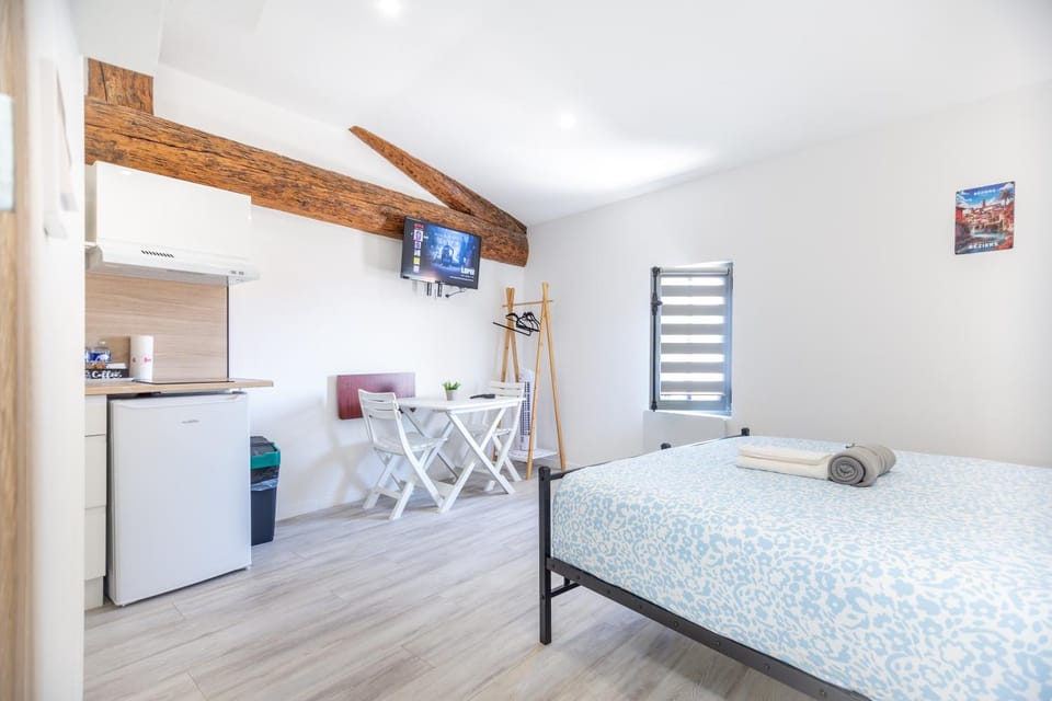 TV and multimedia, Photo of the whole room, Bedroom, towels