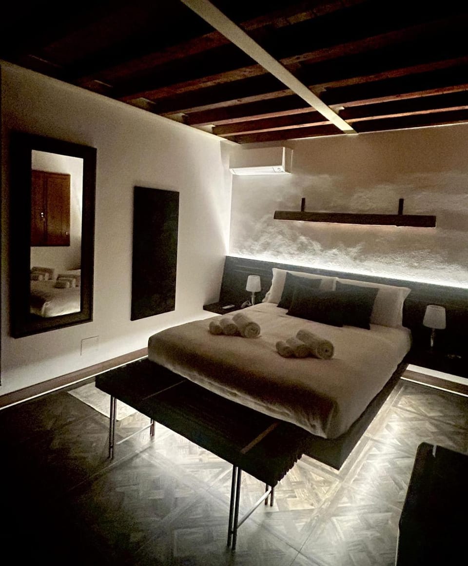 Bed, Bedroom, towels