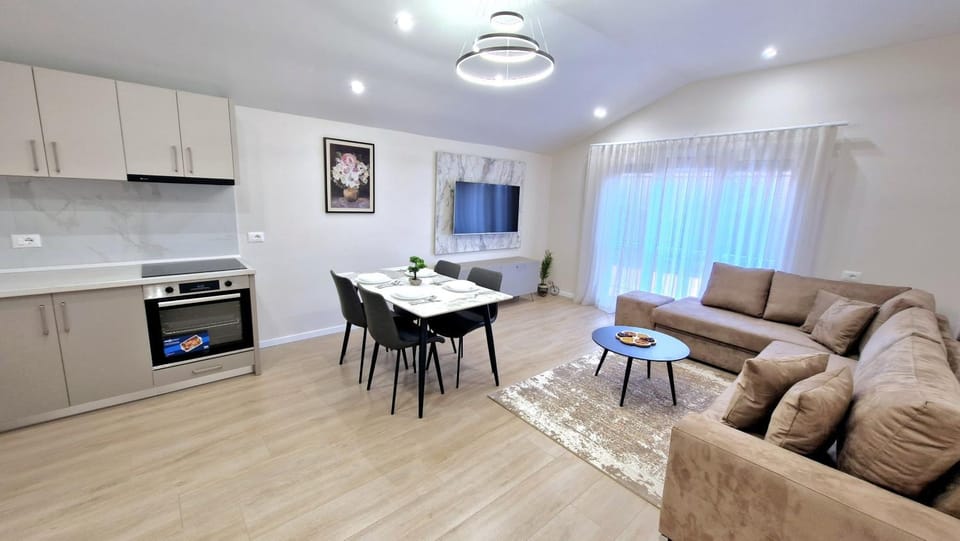 TV and multimedia, Kitchen or kitchenette, Living room, Seating area, Dining area, oven