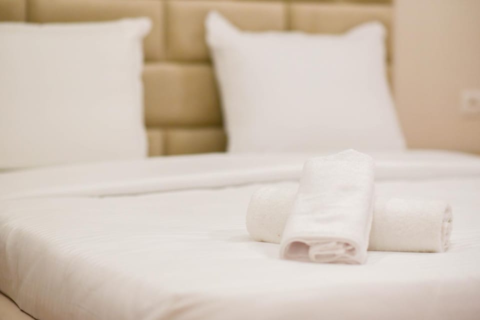 Bed, Bedroom, towels