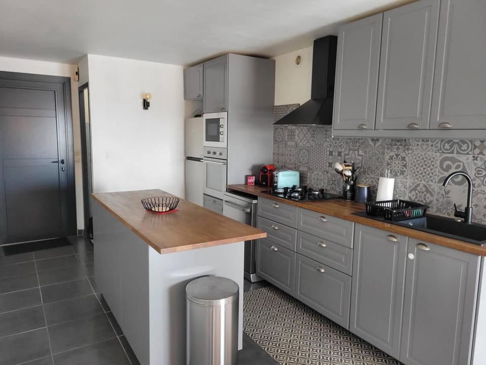 Coffee/tea facilities, Kitchen or kitchenette, dishwasher, oven, stove, toaster