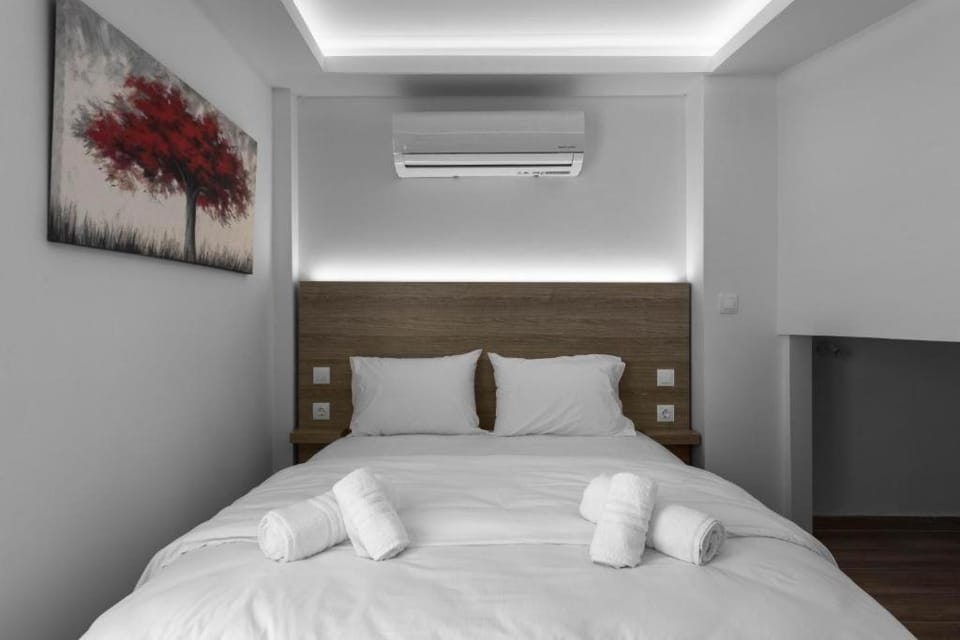 Bed, Bedroom, towels, air conditioner