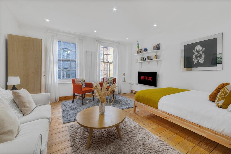 Bed, Living room, Street view