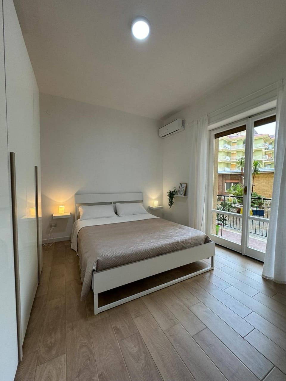 Photo of the whole room, Bedroom, air conditioner