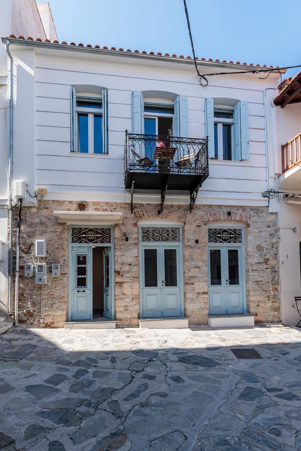 Property building, Day, Balcony/Terrace